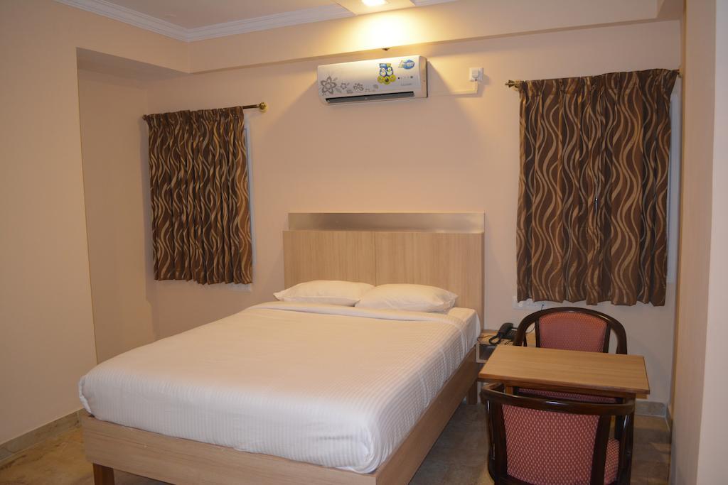 Hotel Royal Opera Bengaluru Szoba fotó